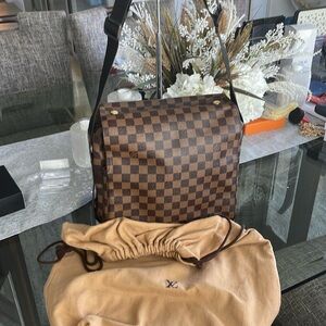LV damier messenger bag (NAVIGLIO) in very good condition.